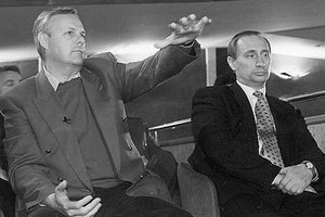 Petrohradský starosta Sobčak a(vlevo) a Vladimír Putin.
