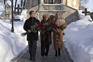 Při pohřbu exstarosty Sobčaka. Prezident Medveděv a Sobčakova vdova a dcera.