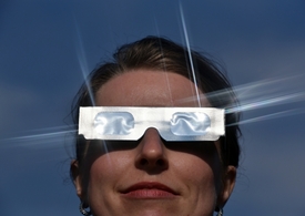 Pro bezpečné pozorování Slunce jsou potřeba speciální brýle (ilustrační foto).