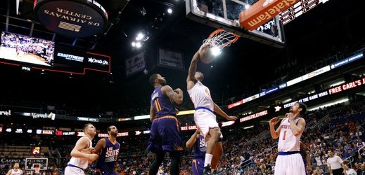 Basketbalisté nejhoršího týmu této sezony NBA New York Knicks překvapivě porazili obhájce titulu San Antonio 104:100 po prodloužení.