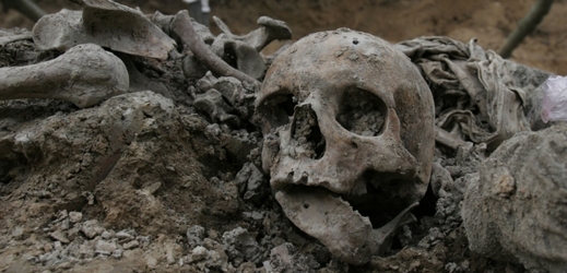 Lidská lebka nalezená při exhumaci masového hrobu poblíž Srebrenice.