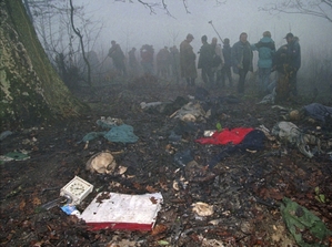 Exhumace masového hrobu poblíž Srebrenice v roce 1996.