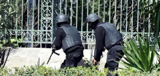 Speciální jednotka zasahuje u tuniského parlamentu.