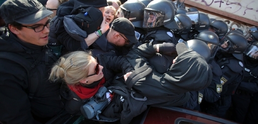 Střety demonstrantů s policií.