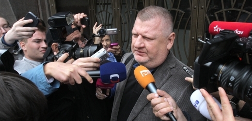 Ivo Rittig v obležení novinářů.