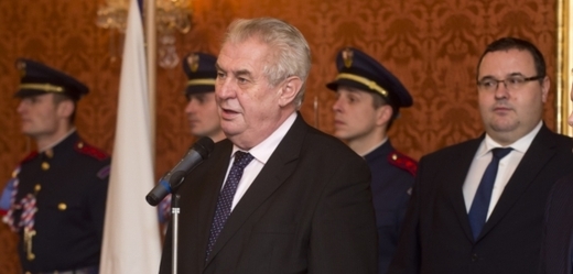 Miroslav Sklenář stojící za prezidentem.