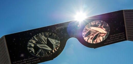 Speciální brýle pro zatmění Slunce. Žádné jiné filtry by se pro pozorování zatmění neměly používat.