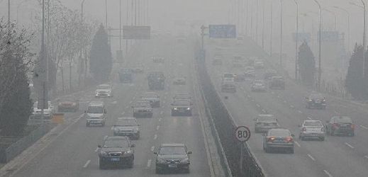 Smogové peklo trápí Čínu, hledá cesty nápravy (ilustrační foto).