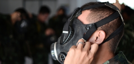 Plynová maska je nezbytnou součástí vojenského úboru při práci s chemickými látkami.