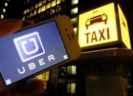 Zájemci si mohou objednat Uber taxi přes mobilní aplikaci.