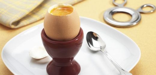 Jedno vejce denně je prý zcela bezpečné a mrtvice či infarkt nehrozí.
