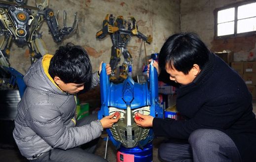 Roboty Číňané vyrábí ve své provizorní dílně.