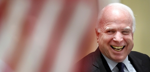 Republikán a senátor za Arizonu John McCain je na ruském seznamu taky.