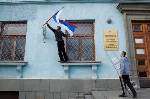 Ruské vlajky mají na Krymu už rok přednost.