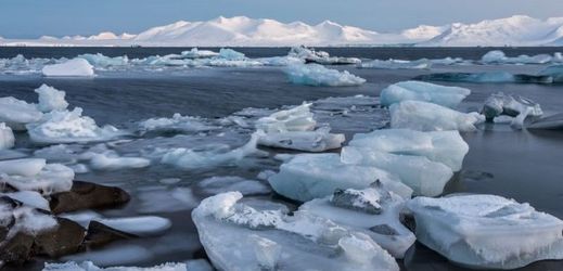 Za nejnižší množství ledu v Arktidě podle vedců prý může neobvykle teplé počasí v Rusku a na Aljašce.