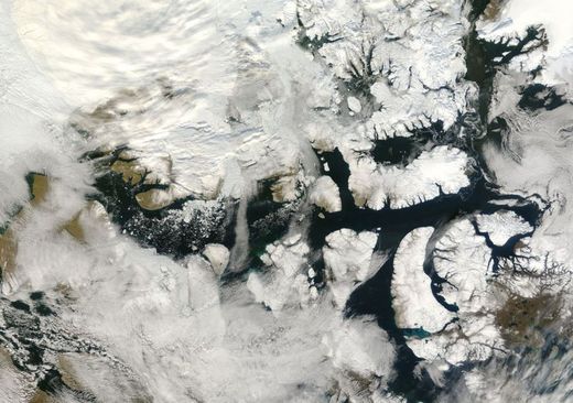 Vedci množství ledu měří pomocí satelitních snímků a výsledky následně srovnávají.