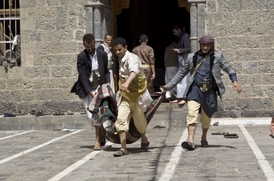 Jemenci vynášejí oběti útoku.
