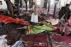 Uvnitř mešity po útoku.