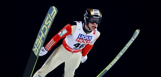 Všichni tři čeští skokani na lyžích postoupili v Planici do druhého kola závodu Světového poháru v letech na lyžích. 