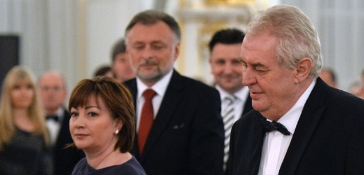 Prezidentský pár Ivana a Miloš Zemanovi uspořádali 20. března na Pražském hradě svůj první reprezentační ples.