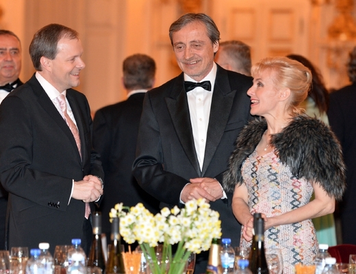 Zleva jsou ministr školství Marcel Chládek a ministr obrany Martin Stropnický s manželkou Veronikou Žilkovou.