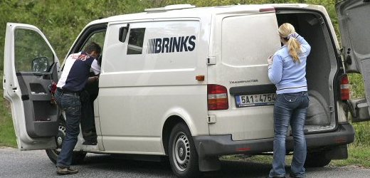 Kriminalisté ohledávají vůz bezpečnostní služby, který 9. srpna ráno u Slavkova na Vyškovsku přepadlo pět ozbrojených lupičů v černých policejních kombinézách. Uloupeno bylo 77 milionů korun. 