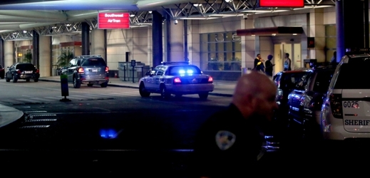 Policie před budovou letišti v New Orleans.