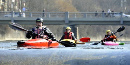 Vodáci otevírají řeku Bečvu.