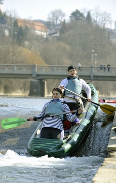 Vodáci otevírají řeku Bečvu.