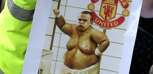 Karikatura Wayna Rooneyho, která byla k vidění při zápase s Liverpoolem.
