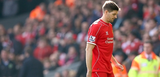 Vyloučený záložník Liverpoolu Steven Gerrard.