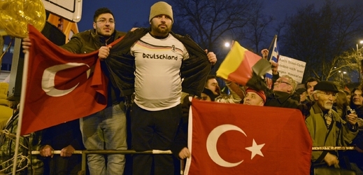 Němečtí muslimové v Kolíně nad Rýnem protestovali proti hnutí PEGIDA.