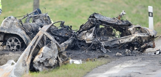 Čtyři lidé zemřeli po nehodě osobního auta nedaleko obce Suchohrdly u Miroslavi na Znojemsku. 