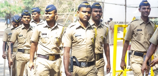 Indičtí policisté v Bombaji.
