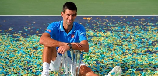 Srbský tenista Novak Djokovič porazil ve finále v Indian Wells Rogera Federera 6:3, 6:7 a 6:2 a čtvrtým triumfem na tomto turnaji vyrovnal Švýcarův rekord. 