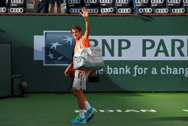 V Djokovičově stínu. Roger Federer opouští kurt v Indian Wells.