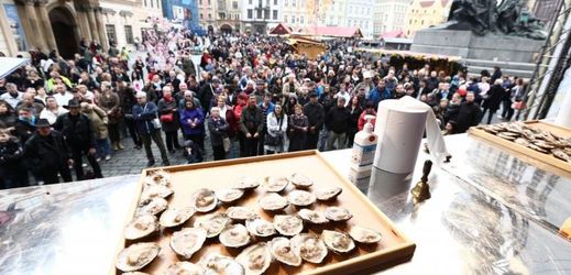 Mistrovství ČR v otevírání ústřic se konalo během Velikonočních trhů na Staroměstském náměstí.