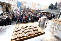 Mistrovství ČR v otevírání ústřic se konalo během Velikonočních trhů na Staroměstském náměstí.