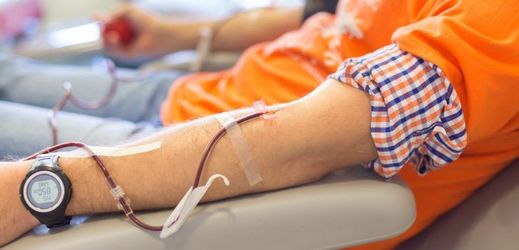 Příprava ke klasickému darování dřeně začíná u dárce až několik týdnů před samotným odběrem tím, že si dárce nechá odebrat jednu "transfuzní jednotku" (konzervu) vlastní krve stejně, jako se běžně daruje krev.