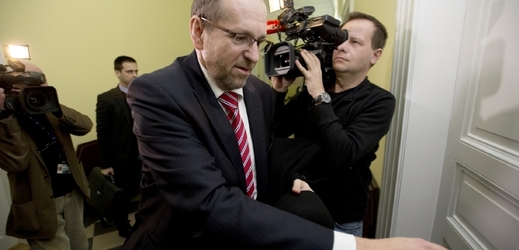 Ivan Fuksa přichází k jednání u Obvodního soudu pro Prahu 2.