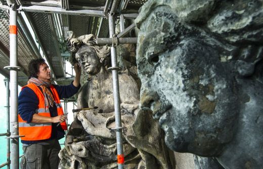 Restaurátor René Tikal restauroval pískovcovou sochu Zvěstování, která patří k dominantám na fasádě kostela Nejsvětější Trojice.