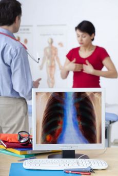 Tuberkulóza nejčastěji zasahuje plíce, postihnout ale může i ledviny či mozkové obaly a kosti.