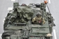 Americký voják jedoucí v obrněném vozidle Stryker mává lotyšskou vlajkou.