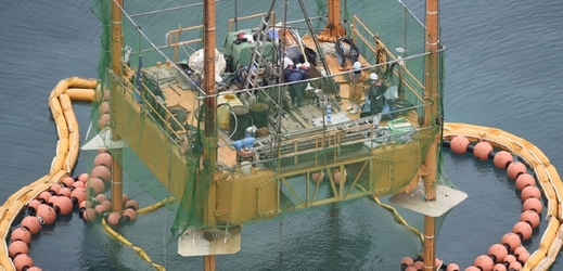 Vláda sdělila, že Onagovo rozhodnutí studuje, podmořský průzkum by ale podle ní měl pokračovat.