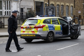 Policie v Londýně evakuovala okolí místa nálezu nevybuchlé bomby.