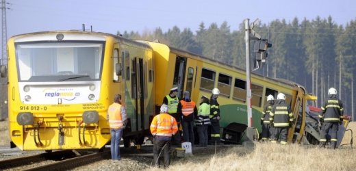 Na trati u Obrataně mezi Táborem a Pelhřimovem se srazil osobní vlak s kamionem.