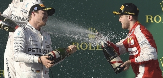 Ač Nico Rosberg (vlevo) a Sebastian Vettel patří k nejlepším pilotům, němečtí fanoušci ztrácí o formuli 1 zájem.