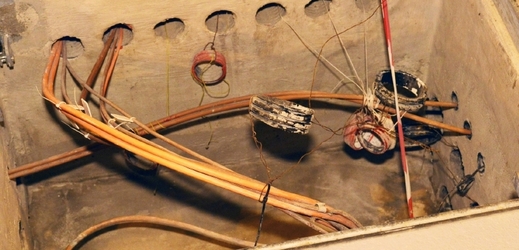 Poničené kabely v tunelu Blanka.