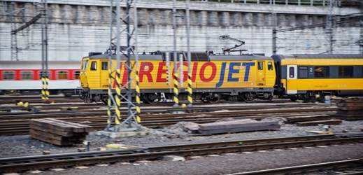 Žluté vlaky RegioJet, které patří pod společnost Student Agency.