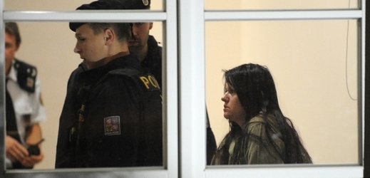 Policisté přivádějí k soudu ženu, která ubodala ve Žďáru nad Sázavou studenta (snímek z roku 2014).